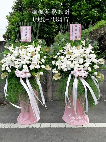 弔唁追思花柱雅楓花藝,大村花店同仁家人往生送花柱