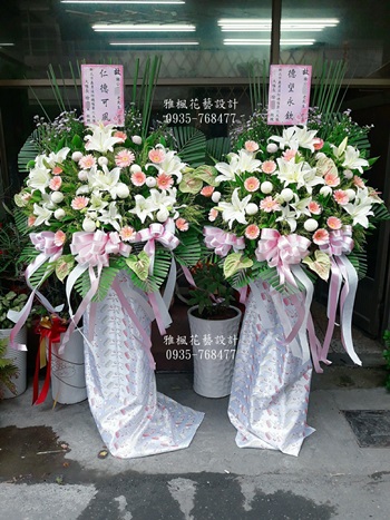 南投殯儀館送花服務，彰化花店代客提供專業的喪禮送花和告別式送花服務，實體店面花藝師為您設計各式花籃花柱適用於各種場合。